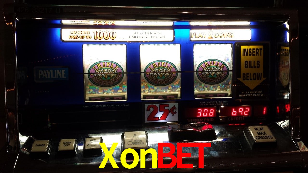 Una escena digital vívida inspirada en casino con XonBet mostrado prominentemente, luces brillantes, fichas, cartas y acentos dorados.